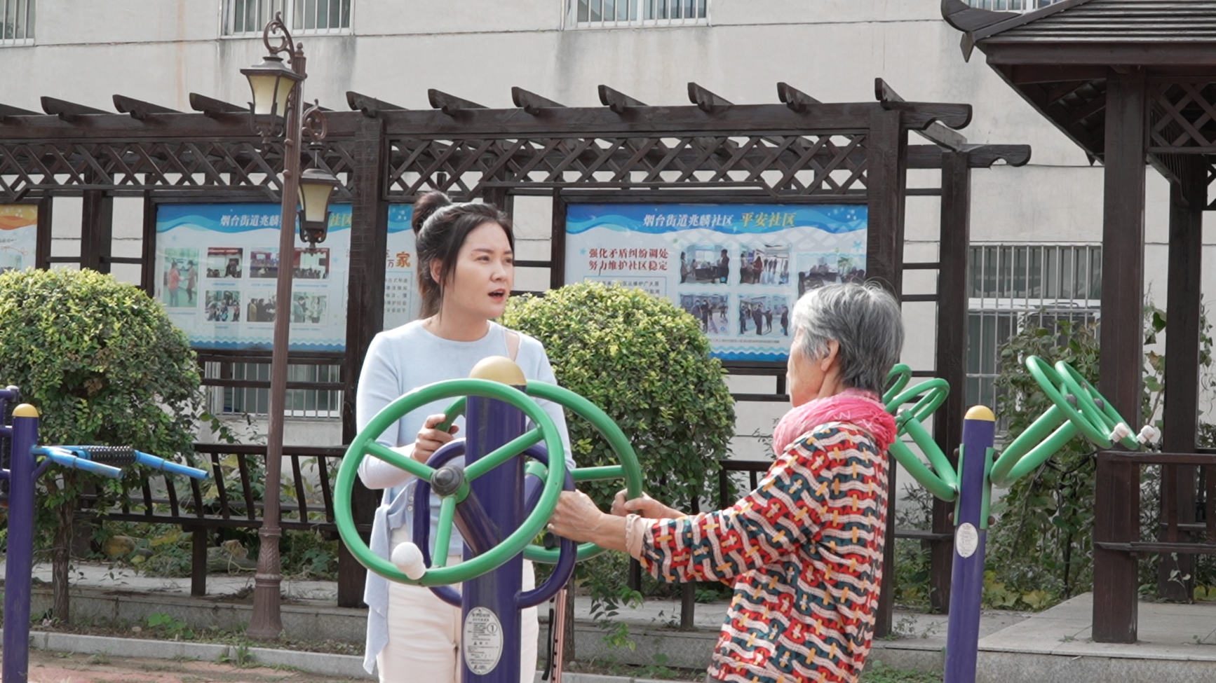 刘莹(左)在了解社区老人生活情况(央广网发 灯塔市兆麟社区供图)