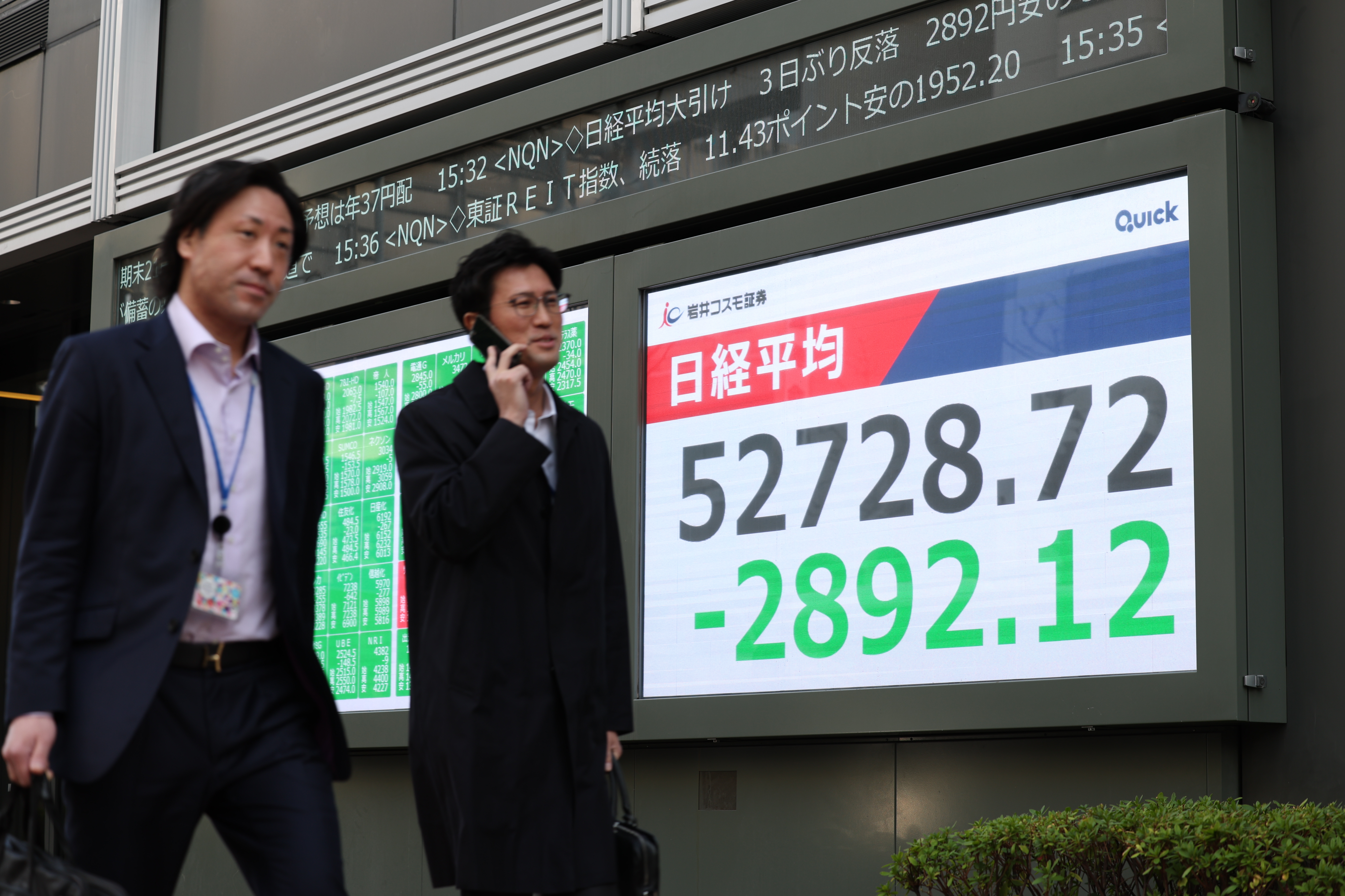 3月9日，行人经过位于日本东京的电子股指显示屏。新华社记者岳晨星摄