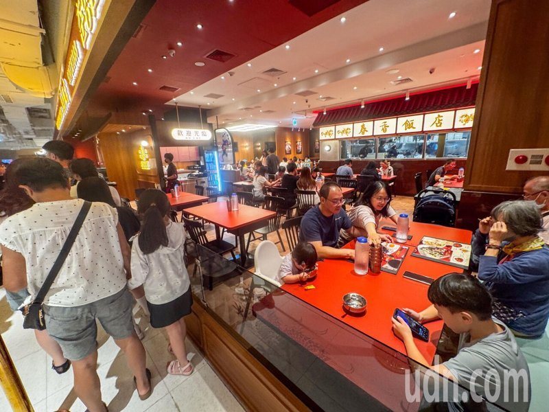 台中漢神洲際百貨成為中部唯一營業的百貨商場，美食街用餐時間湧入大量人潮。記者黃仲裕／攝影