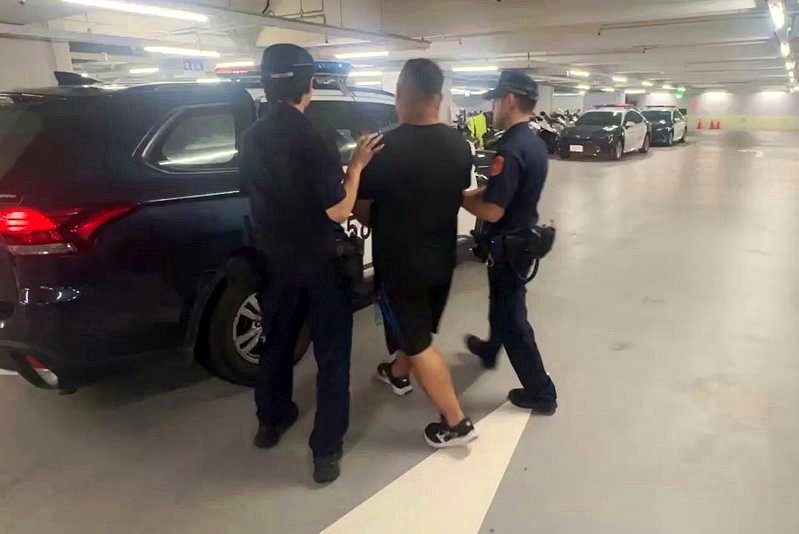 新北市警方今天中午獲報新店耕莘醫院診間發生爭吵、糾紛情事,賴姓男子申請診斷書,因不滿院方行政效率導致情緒激動,與院方公關人員陳男發生肢體衝突,造成陳男頭部及手部多處擦挫傷,警方依現行犯逮捕送辦。記者王長鼎/翻攝