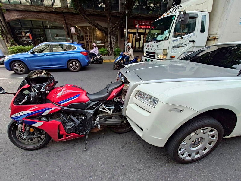 2500萬元勞斯萊斯古斯特,疑未注意前方車流,直接撞上停等中的Honda大型重機。記者廖炳棋/翻攝