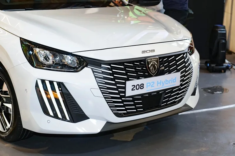 車頭兩側配置經典的獅王三爪式 LED 日間行車燈與銳利 LED 頭燈組,車尾則透過高光澤黑色飾板串聯橫向獅爪印象 LED 尾燈。 記者趙駿宏/攝影