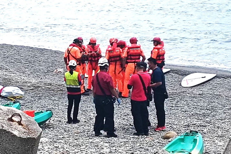 宜蘭知名戲水勝地東澳「粉鳥林」沙灘傳出落海意外,34歲女子卡在礁石縫隙,被發現時已經失去生命跡象。圖/民眾提供