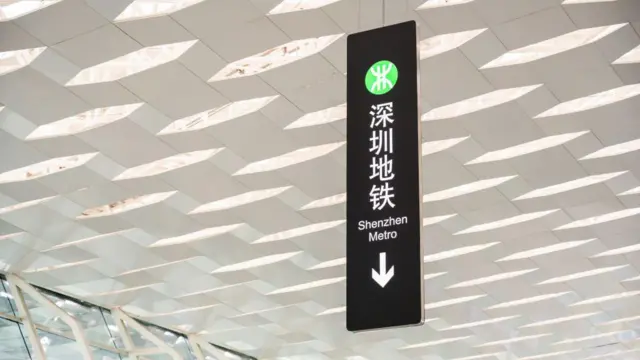 2019年10月7日，中国广东深圳宝安国际机场内的深圳地铁指示牌。 