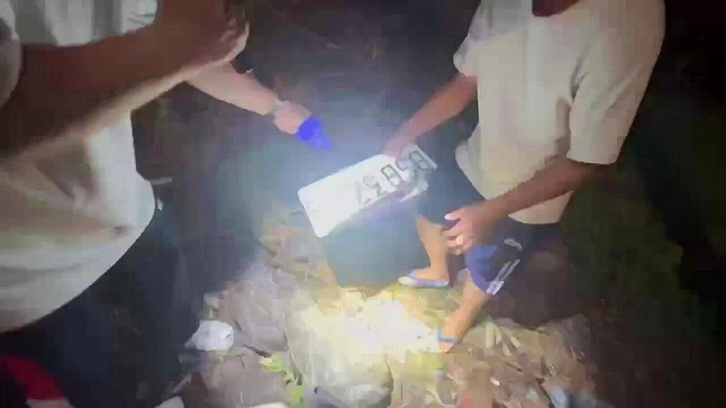 涉嫌酒駕撞死學生的陳男，到案發現場找出拆下的車牌。圖／警方提供