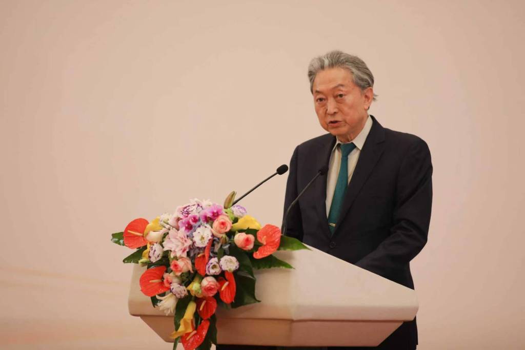 8月25日，日本前首相、日本东亚共同体研究所理事长鸠山由纪夫在 “促进建设和平与繁荣的亚洲命运共同体”对话大会开幕式上致辞。（主办方供图）