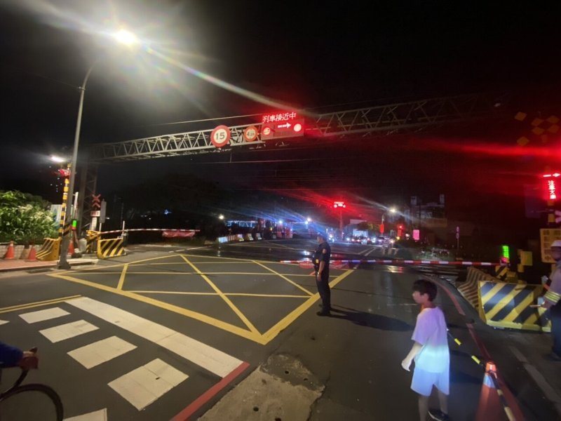 台鐵內壢站因為號誌異常,導致興仁路平交道車流回堵,警方獲報後到達現場指揮交通,台鐵人員仍在搶修中。圖/鐵路警察局提供