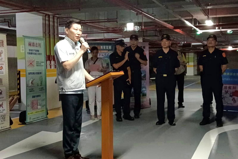 防空演習關閉冷氣空調，大家熱曝受不了，後備指揮部副指揮官馬家龍說，大家只待了幾分鐘，試想如果這個空間持續3天、5天，考量目前設施狀況及能量是否足夠？。記者戴永華／攝影