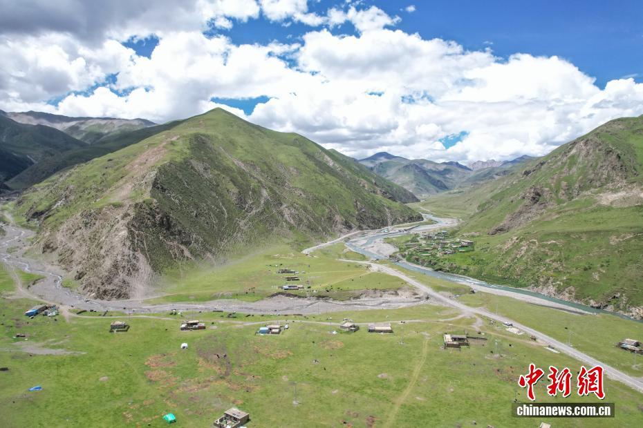 图为嘉黎县高山牧场风光(无人机照片)。贡确 摄