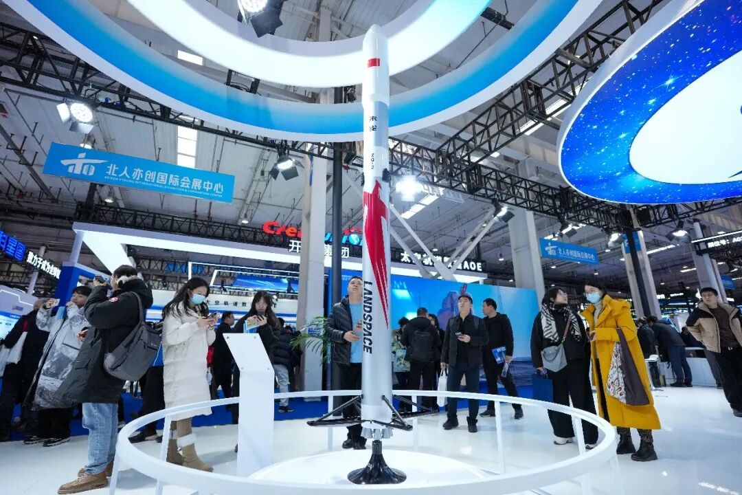2026年1月23日,观众在2026北京国际商业航天展的蓝箭航天展台参观展出的朱雀三号重复使用运载火箭模型/新华社记者 鞠焕宗 摄