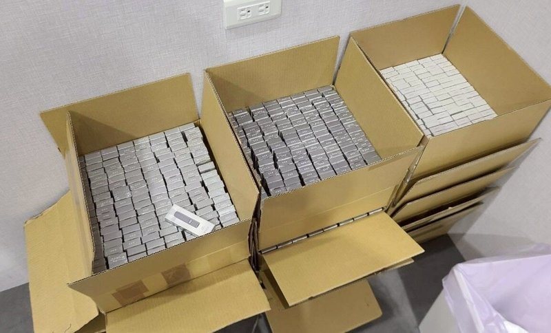海巡署偵防分署台北查緝隊查獲電子煙分裝工廠，查扣1.6噸電子煙油、大量電子煙彈殼、電子煙主機及分裝設備，估算可製成約80萬支電子煙，市價約2.4億元。記者邱瑞杰／翻攝