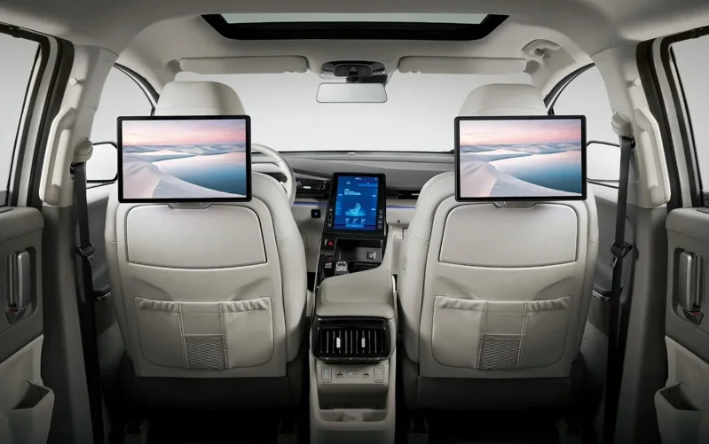HYUNDAI 汽車持續強化台灣 MPV 產品布局,正式推出 CUSTIN 車系全新頂級旗艦車型 CUSTIN Royal。 圖/南陽實業提供