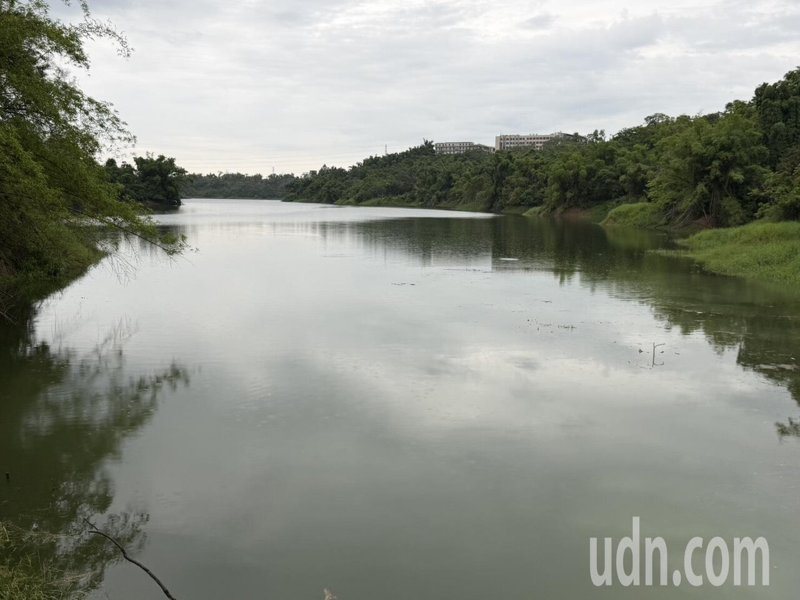 蘭潭水庫明天上午8時達滿庫水位,啟動自自由溢流,水公司示警,提醒民眾自由溢流期間勿接近或進入下游河道及水域活動,以免發生溺水意外。記者魯永明/攝影