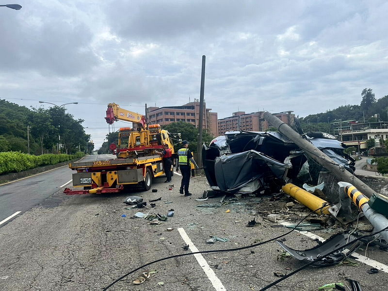 老婦駕駛休旅車行經台一線公路苗栗造橋南下路段, 車輛突然失控自撞路邊護欄,並撞毀路邊電線桿、電信桿及閃燈號誌桿,車體扭曲嚴重變形。圖/民眾提供