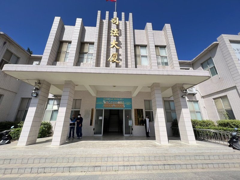 一名邱姓男子昨日搭乘小三通客船自廈門入境金門,涉嫌夾藏8隻保育類活體黑胸葉龜及1隻旱獺闖關,經海巡及海關人員當場查獲移送法辦,金門地檢署檢察官漏夜複訊後,認定邱男涉嫌違反《野生動物保育法》罪嫌重大,諭知以新台幣5萬元交保,並限制出境、出海。記者蔡家蓁/攝影