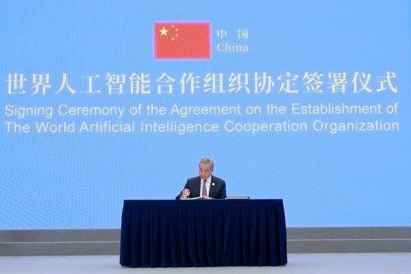大陸外交部長王毅出席並代表中國政府簽署世界人工智慧合作組織協定。 大邦外交部網站