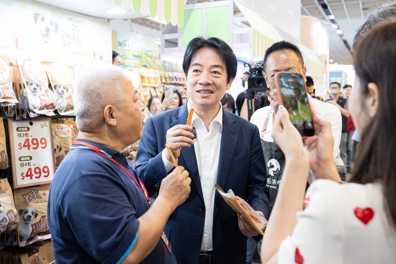 賴清德總統出席台北寵物用品展開幕典禮,邊逛邊吃,有業者介紹自家製作的天然寵物雞肉條肉乾,沒有任何添加物,並邀請試吃,賴總統接過後放進嘴巴裡試吃,還說「味道很香、很棒,沒有任何添加味」。圖/總統府提供