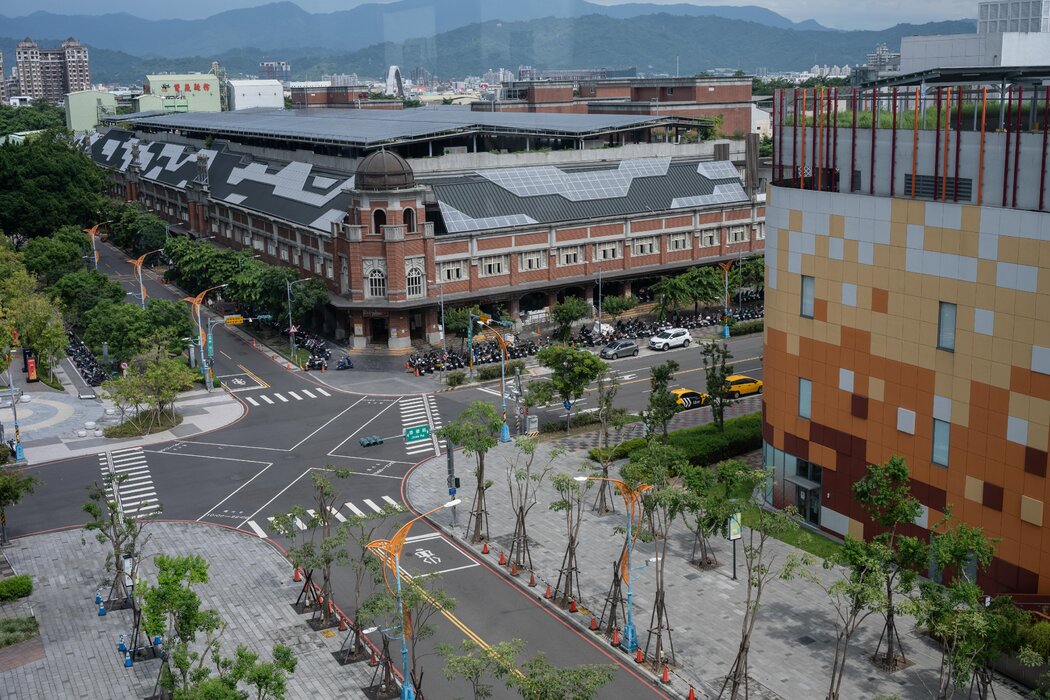 演习期间,台中街头空无一人,人们躲进地下室,或留在家中、商店、商场和火车站里。