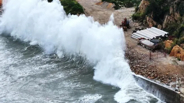在福建省连江县黄岐镇,白海豚台风逼近之际,巨浪拍打海岸(8/8/2026)