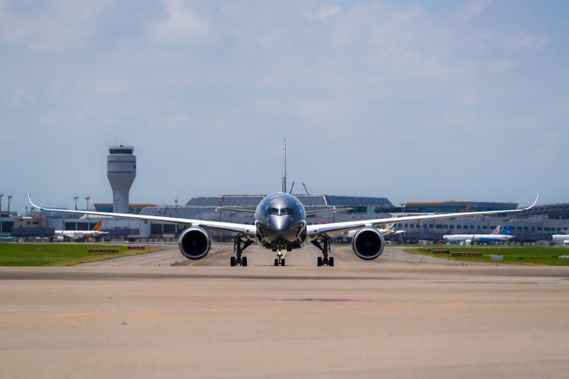 星宇航空首架藝術機「STARLUX AIRSORAYAMA 空山銀」，由星宇航空董事長張國煒親赴法國土魯斯接機，並親自駕駛這架全新A350-1000，於今上午11時降落桃園機場。圖／星宇航空提供