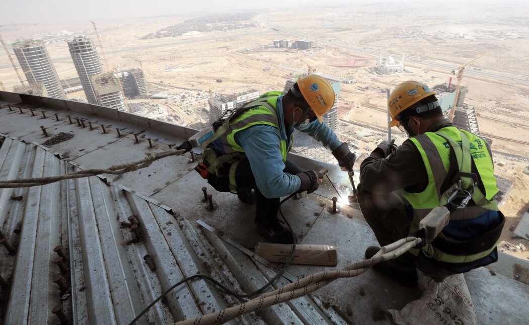 2021年，开罗附近新行政首都中央商务区建筑工地上的中国工人。