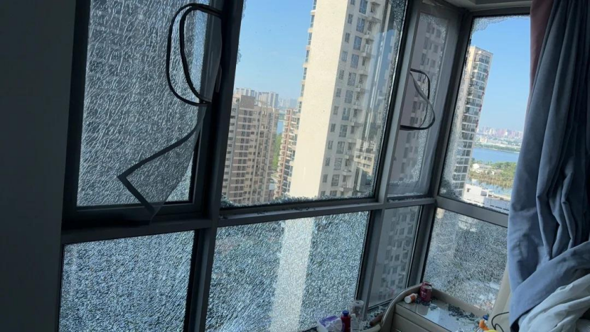 李芸家里的窗户被吹破，目前无法正常居住。（图/受访者提供）