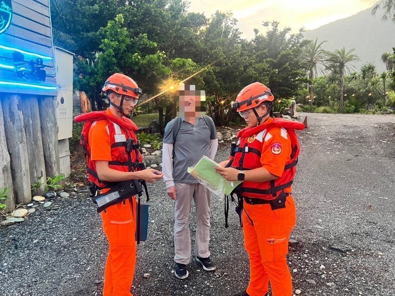 花蓮崇德海邊今天傍晚有兩名男子擅闖警戒區,岸巡人員依法開單舉發。圖/岸巡一二大隊提供