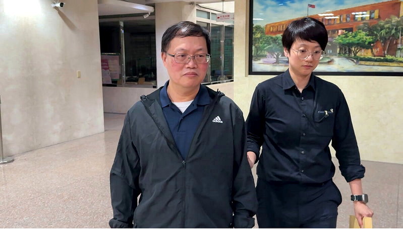 中華郵政佐理員謝志文(左)涉貪10萬元交保。記者張宏業/攝影