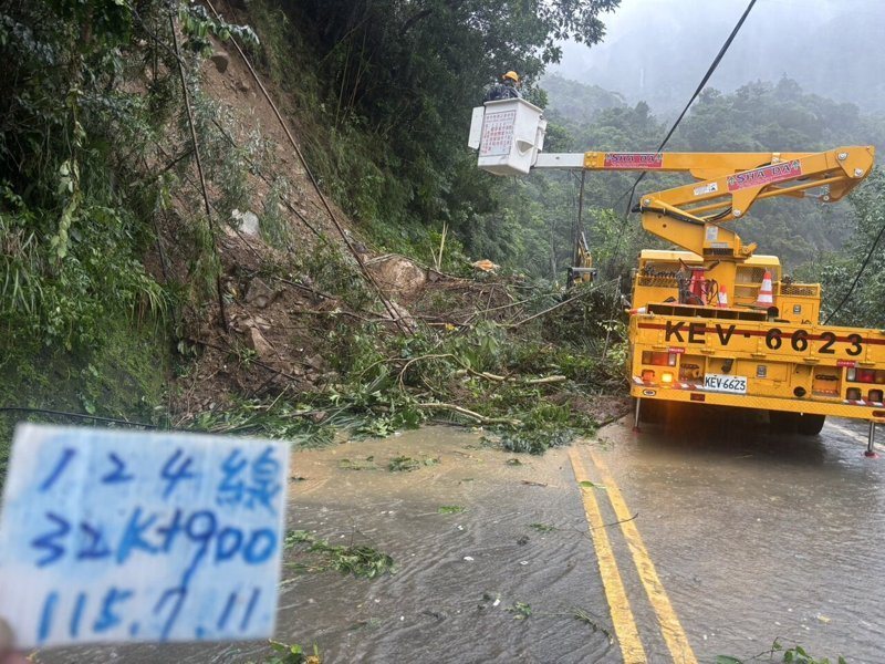 縣道124線33公里處靠近南庄獅頭山路段交通中斷,經台電移除電桿後,目前已可單線車道供雙向通行。圖/苗栗縣政府提供