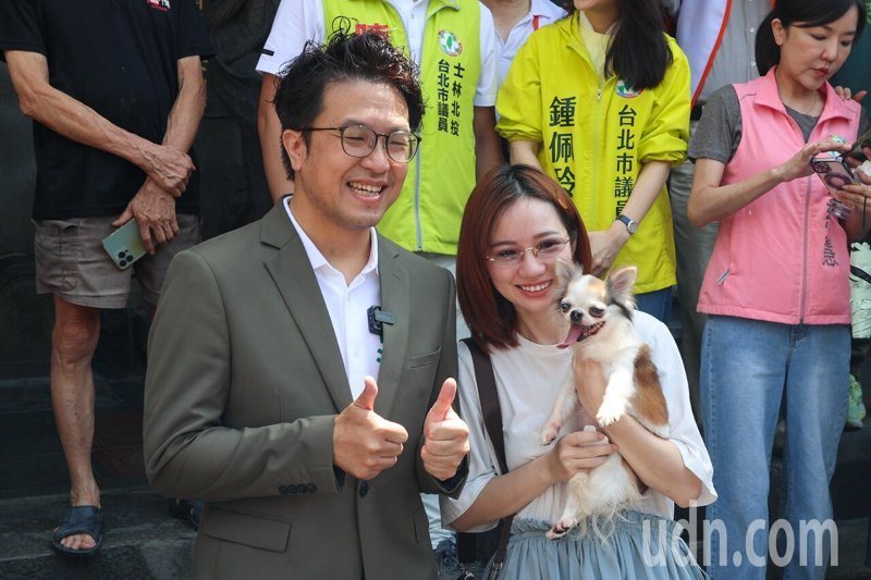 民進黨台北市長參選人沈伯洋（左）上午到台北士林慈諴宮參香，並與支持者合影。記者林伯東／攝影