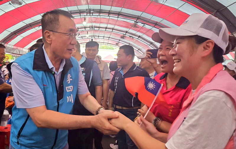 國民黨新北市長參選人李四川（左）上午到淡水，參加自己與無黨籍市議員參選人呂鈞鴻的聯合競選總部成立大會。記者林昭彰／攝影