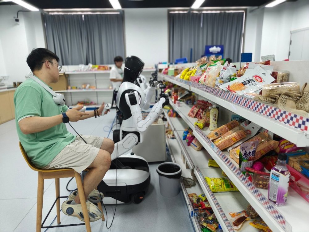 7月30日，浙江清华柔性电子技术研究院具身智能实训场里，一台机器人在被训练如何摆放超市货架上的食品。中青报·中青网记者 宁迪/摄