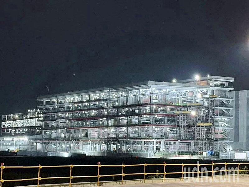 台積電近年持續深耕嘉義科學園區,一期兩座先進封裝廠已正式量產,二期也展開擴建工程,未來將打造全球先進封裝重鎮,台積電從建築結構、機台設備到自動化系統全面提升耐震規格,以降低地震帶來的衝擊。聯合報系資料照