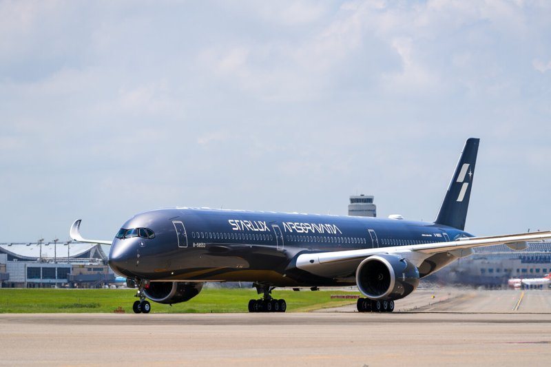 星宇航空首架藝術機「STARLUX AIRSORAYAMA 空山銀」，由星宇航空董事長張國煒親赴法國土魯斯接機，並親自駕駛這架全新A350-1000，於今上午11時降落桃園機場。圖／星宇航空提供