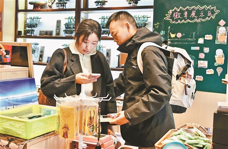 图为一对情侣正在天上西藏主题邮局选购文创产品。记者 旦增兰泽 摄