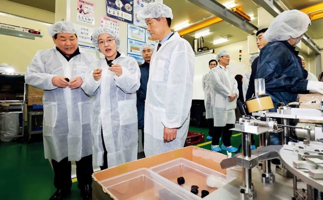 4月10日，韩国中小风险企业部部长韩圣淑（左二）在京畿道富川市视察化妆品及食品塑料容器制造商。