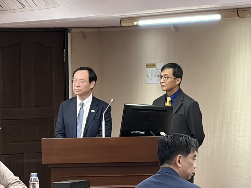 衛福部長石崇良(左)為口誤道歉,並說這批輸韓中聯油品是沒有檢體,不是確認超標。記者林琮恩/攝影