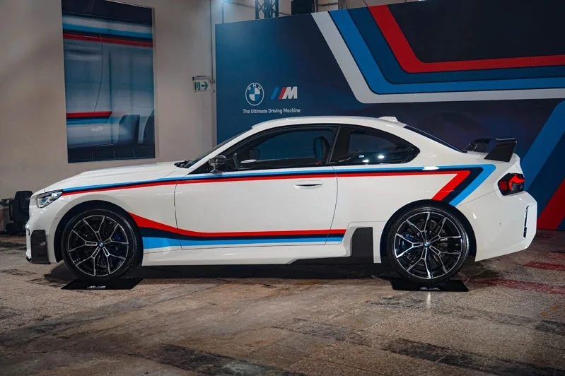 BMW M2 Limited Edition外觀導入橫跨車身的經典M經典藍、紫、紅三色線條,線條靈感源自傳奇賽車BMW 3.0 CSL。 記者趙駿宏/攝影