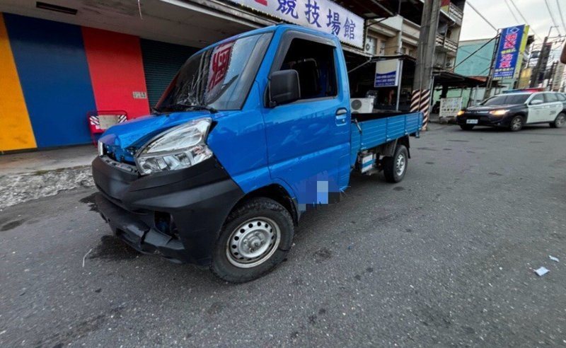 屏東縣九如鄉公所前台3線的路口處，1日傍晚發生酒駕車禍，九如鄉農會理事長張智強開貨車闖紅燈酒駕撞上直行騎機車17歲鄭女，鄭女連人帶車被貨車撞飛。圖／讀者提供
