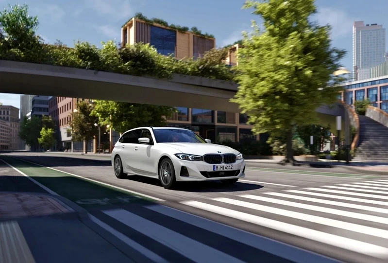 全面標配的BMW Personal CoPilot智慧駕駛輔助科技,透過主動車距定速控制系統與主動車道維持輔助,精準判斷路況並自動保持安全間距,大幅降低長途行駛的疲勞感。 圖/汎德提供