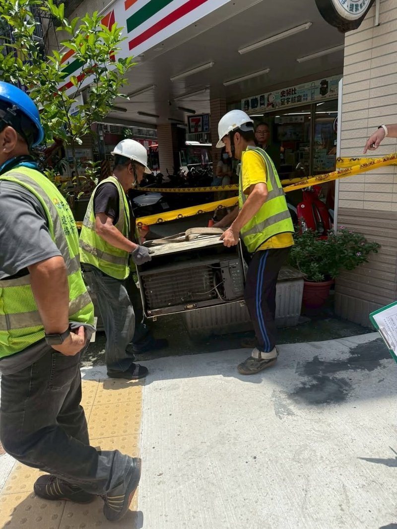 新北市中和區景安路一處大樓窗邊的老舊冷氣機搖搖欲墜,市議員張嘉玲接獲民眾通報後協調相關單位處理,工務單位今天上午出動吊車拆除。圖/翻攝自張嘉玲Threads
