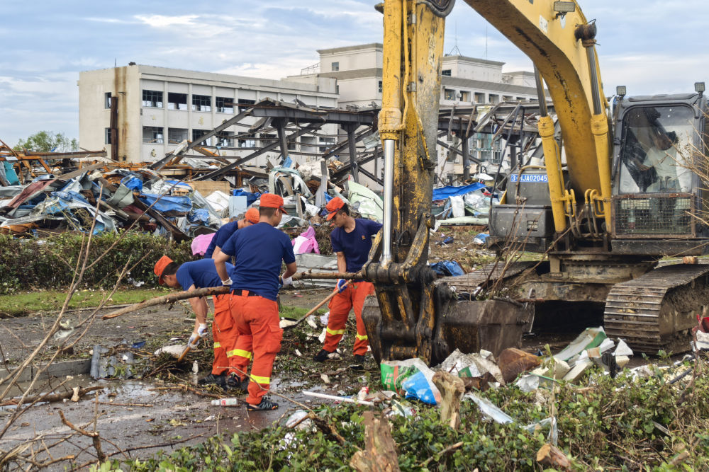 7月8日，救援人员在湖北省黄冈市黄州区受灾区清理路障。新华社记者 田中全 摄