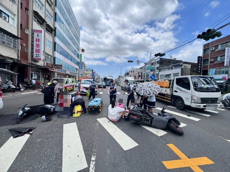 高市茶商75歲成姓老翁昨午騎機車送茶葉給客戶在橋頭區路口疑闖紅燈，和江姓女子附載3幼女的機車相撞，成男傷重不治。記者石秀華／翻攝