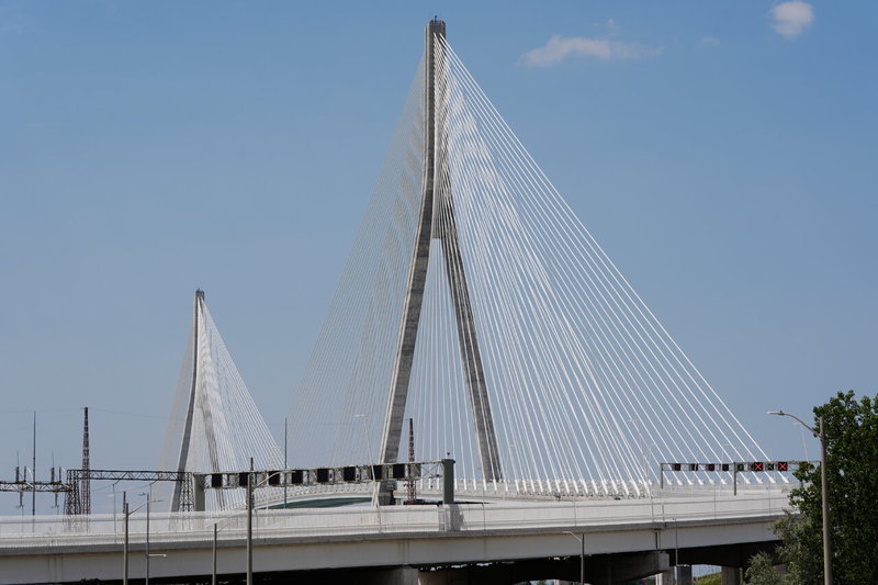 橫跨美加兩地的侯艾國際大橋27日正式通行。（美聯社）