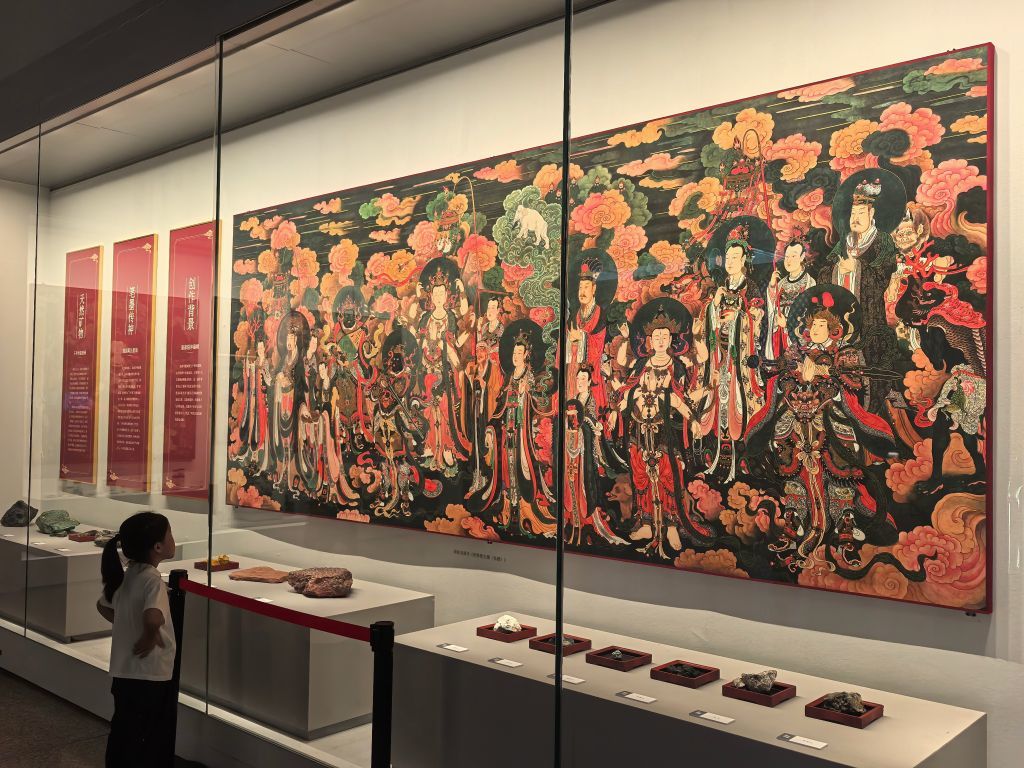 7月16日，一名小朋友在“壁彩京华”首都壁画彩塑数字光影艺术巡展上驻足观赏。新华社发（姜煜童摄）