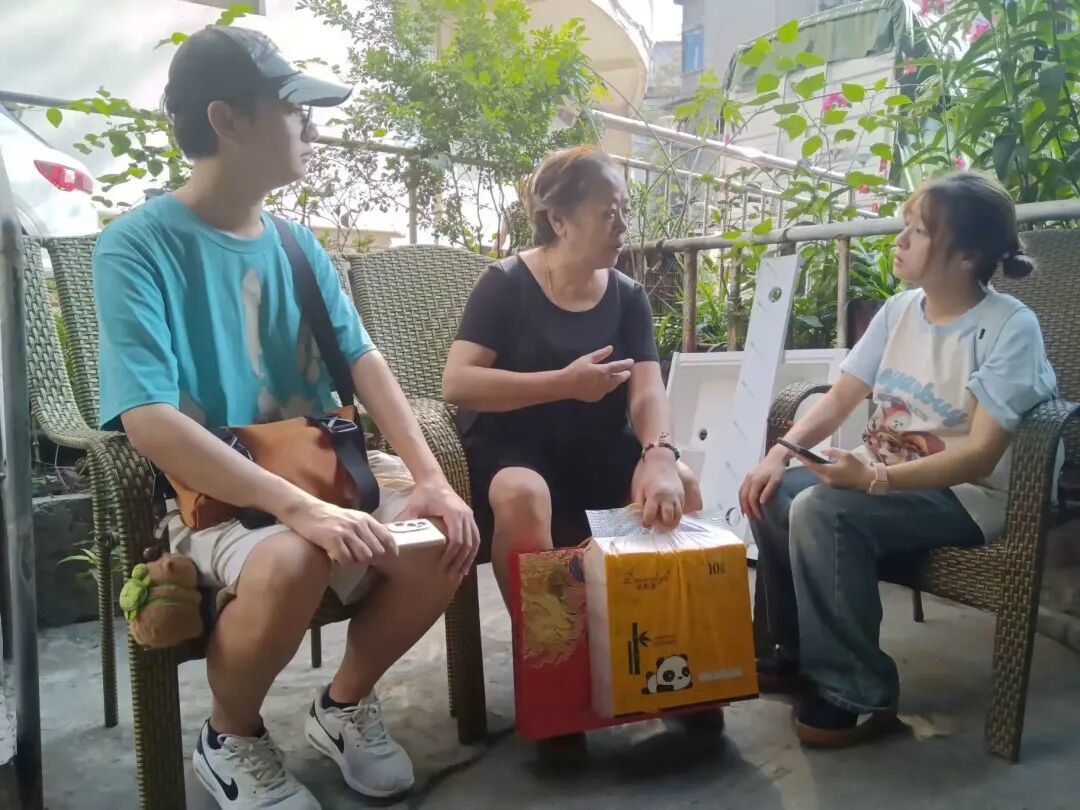 李敖和同学在做社会实践