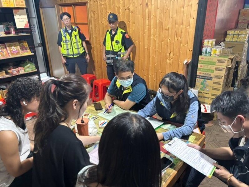 圖為台東縣衛生局赴玄濟宮稽查,針對網路流傳起乩讓信眾飲用血水影片引發的爭議進行了解。圖/台東縣衛生局提供