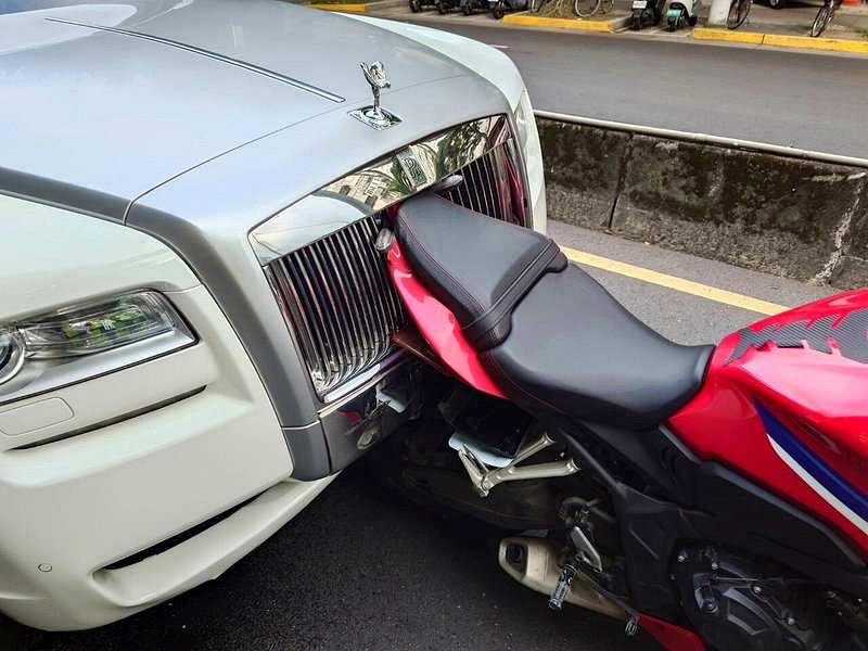 2500萬元勞斯萊斯古斯特,疑未注意前方車流,直接撞上停等中的Honda大型重機。記者廖炳棋/翻攝