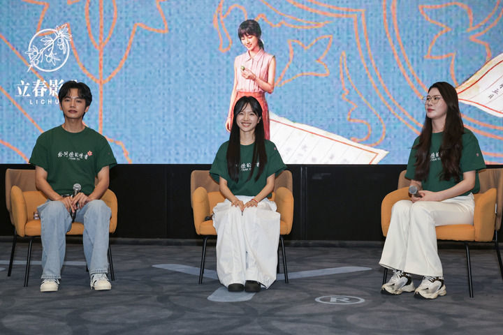 2026年7月6日，电影《给阿嬷的情书》的主创人员在活动上与外国嘉宾交流。当日，外交部邀请来自印尼、泰国、埃及、阿联酋等74个驻华使馆、8个地区和国际组织的驻华使节夫妇和外交官共约150人共同观看电影《给阿嬷的情书》。观影后，驻华使节等同影片主创团队进行了交流。新华社记者 张玉薇 摄