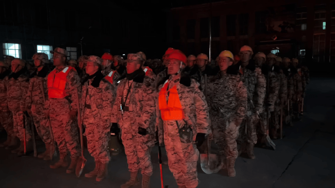 多图丨西藏那曲发生7.0级地震，西部战区官兵连夜救援